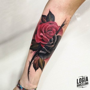 tatuaje de rosa en el brazo